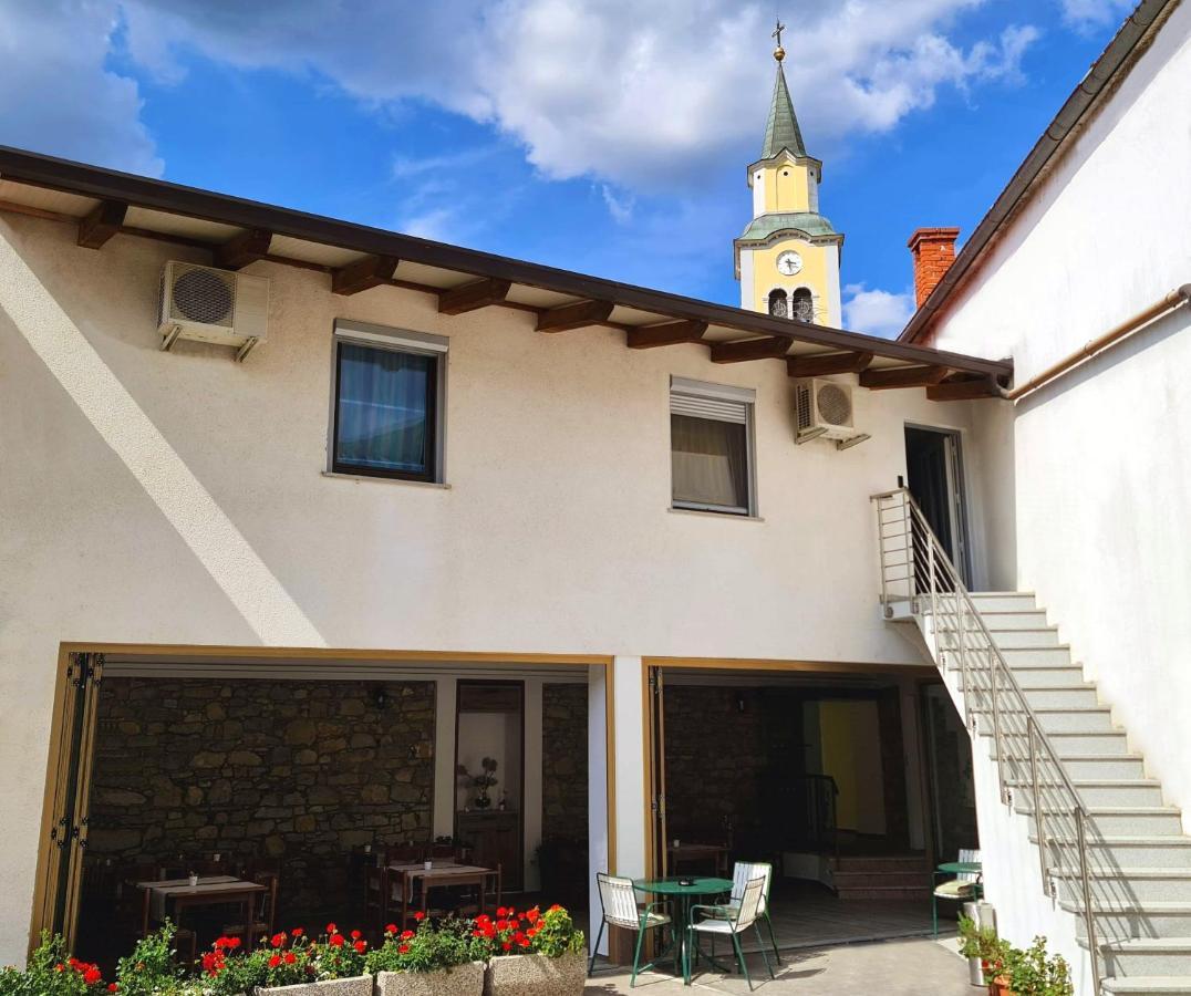 Restaurant & Apartments Getaway Pri Kobalu Vipava Exterior foto